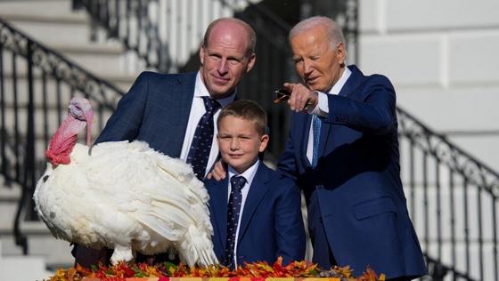 Joe Biden legutóbb két pulykának ajándékozta meg a kegyelmet, ezzel ünnepélyesen folytatva azt a hagyományt, amely a hálaadás időszakához kötődik.