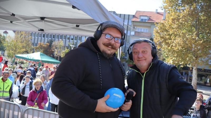 Fantasztikus buli zajlott a téren, ahol a tízéves rádiós kívánságműsor varázslatos hangulatot teremtett, és számos izgalmas játékkal szórakoztatták a résztvevőket. A rendezvényen mindenki megtalálhatta a kedvére való elfoglaltságot, és emlékezetes pillana