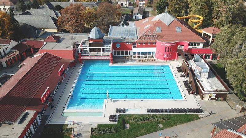 Lenyűgöző átalakuláson esett át a mórahalmi fürdő, és már csak néhány hét választ el minket a megnyitásától!