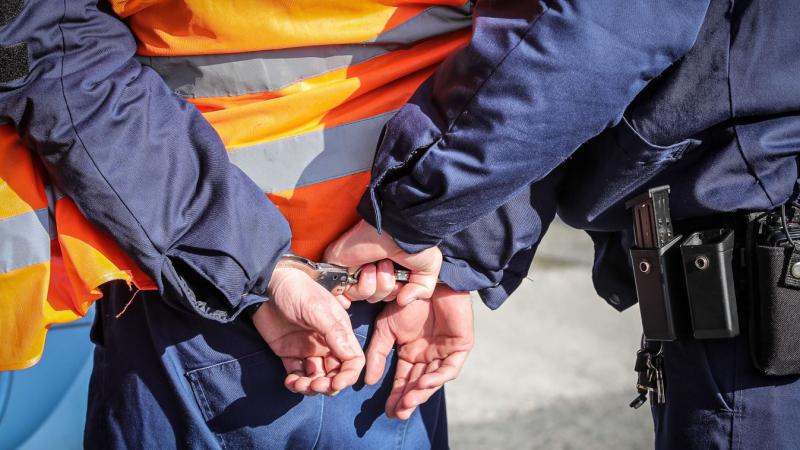 A tolvaj táncra fakadt a megszerzett kártyával, de nem sokáig élvezhette a szabadságot - a PIN-kód és a bilincs hamarosan megérkezett. Nézd meg a videót!