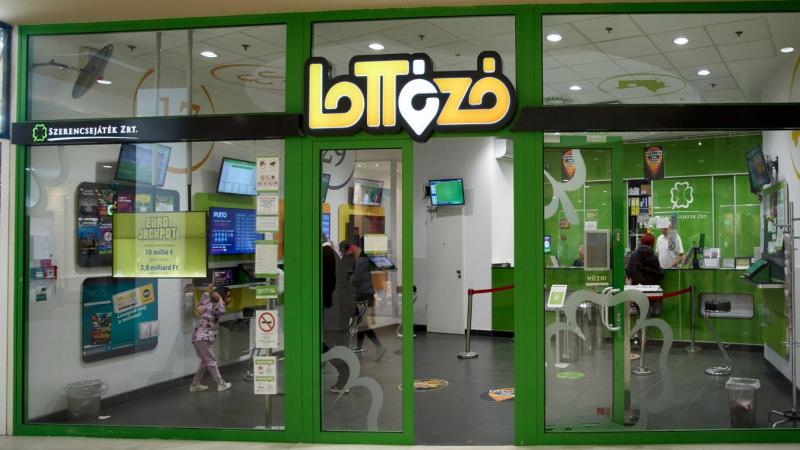 Holnap valaki izgatottan lép be a munkahelyére, de nem a megszokott rutin miatt. E helyett azzal a tudattal érkezik, hogy megnyerte a hatos lottó főnyereményét, és ma már csak az a dolga, hogy bejelentse a felmondását. Az izgalom és a boldogság keveréke t