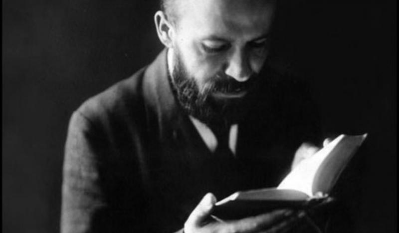 Juhász Gyula „Ősz” című versének hangulata és tartalma mélyen megérint, hiszen a természet változása és az élet ciklusai mindannyiunk számára ismerősek. Az ősz színei, a lehulló levelek és a hűvös szellők emlékeztetnek minket a múlandóságra és a megújulás