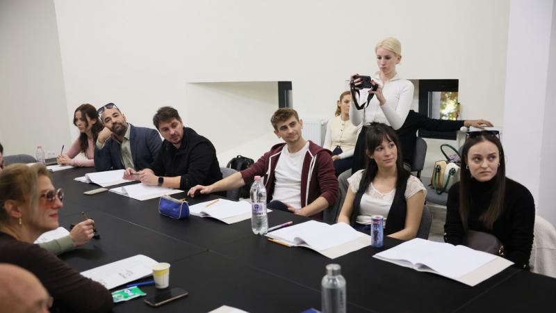 Nyíregyházi színházunkban egy felejthetetlen komédiára készülünk, amely garantáltan vidám pillanatokat és nevetést hoz a nézőknek!