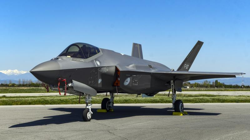 Feszült pillanatok: az orosz repülőgépek veszélyesen megközelítették a NATO légterét, így az F-35-ös vadászgépek azonnali beavatkozásra kényszerültek.