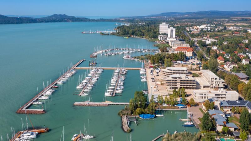 Lebontják a Balaton-parton található életveszélyes hotelt: most pedig felfedték, mi fog a helyén kialakulni Siófokon.