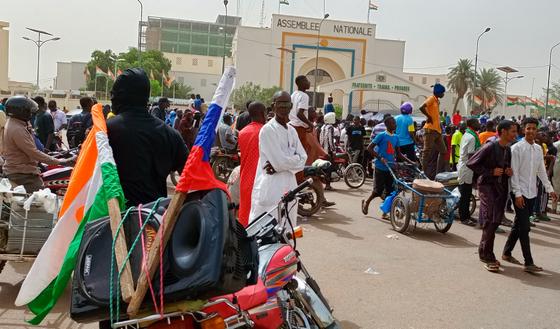 Niger hivatalai felfüggesztették a BBC működését, miután az álhírterjesztést és etnikai konfliktusok szítását vették célkeresztbe. A döntés mögött az áll, hogy a kormány aggódik a médiában megjelenő információk hitelessége és azok társadalmi hatásai miatt