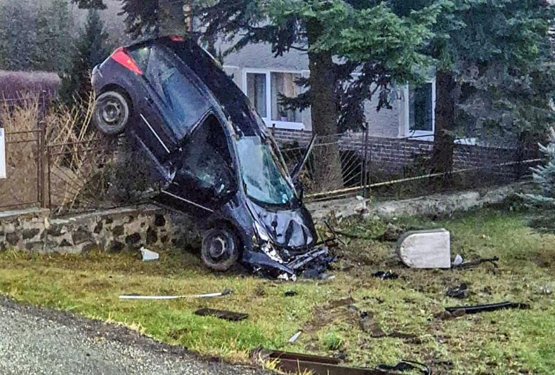 Alsótőkési evakuáció - Egy impozáns Peugeot autó váratlanul feltűnt, és szinte varázsütésre felkapaszkodott a karácsonyfára...