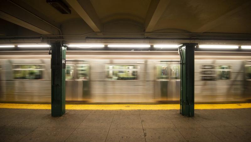 Egy tragikus incidens történt a New York-i metróban, ahol egy alvó nő áldozatul esett egy szándékos gyújtogatásnak. Az eset sokkolta a közvéleményt, és felhívta a figyelmet a városi közlekedés biztonságára. Az elkövető cselekedetei nemcsak a nő életét ves