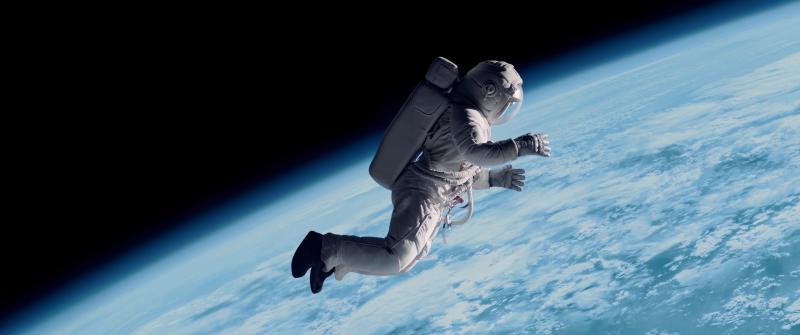 Még a NASA sem tudja teljesen, hogyan reagáljon arra a helyzetre, ha valaki az űrben életét veszti. Mi történik ilyenkor? Milyen kihívásokkal néznek szembe a tudósok és az űrhajósok, amikor az élet és a halál határvonalán egy másik világban kell döntéseke