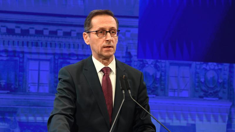 A nemzetépítők által kivívott szuverenitásunk megőrzése továbbra is rendkívül fontos feladatunk - fogalmazott Varga Mihály augusztus 20-i ünnepi megemlékezésén New Yorkban.