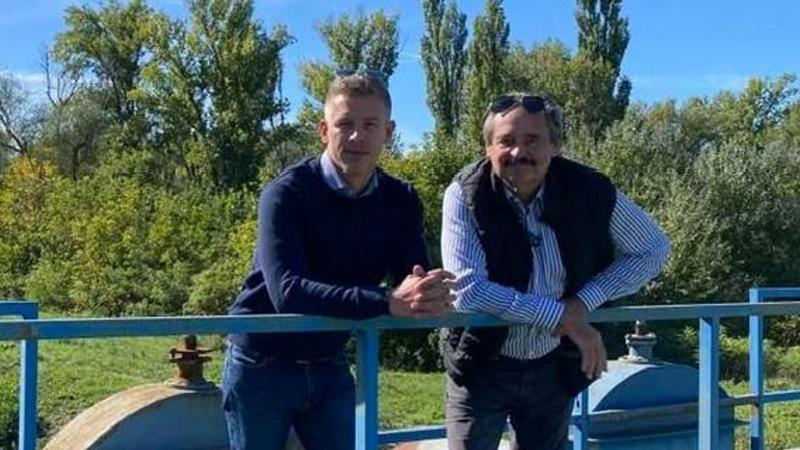 Menczer Tamás fantáziájában megelevenedik egy beszélgetés Magyar Péter és agrárcsatlósának között, amely tele van érdekfeszítő eszmecserékkel és izgalmas ötletekkel. A két szakember nemcsak a mezőgazdaság kihívásairól beszélget, hanem a jövőbeni lehetőség