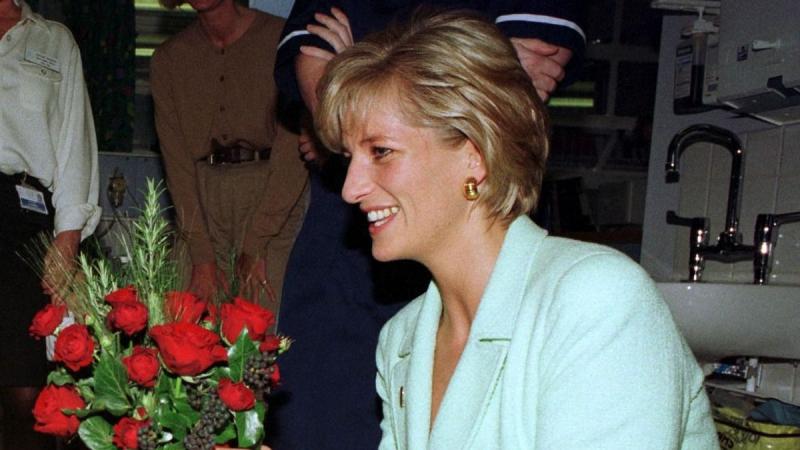 Diana hercegné 34 évvel ezelőtt elrejtett időkapszuláját most felnyitották, és izgalmas felfedezésekre bukkantak. A kapszula tartalmát felfedve a múlt egy szeletét hozták vissza a jelenbe. Az esemény nemcsak a történelem iránt érdeklődők figyelmét keltett
