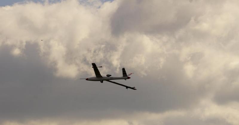 A magyar sajtóban egyre nagyobb figyelmet kap a HUN-REN SZTAKI által végzett repülési hatékonysággal kapcsolatos kutatás, amely új perspektívákat nyit a légiközlekedés fenntarthatósága és optimalizálása terén. A kutatók innovatív módszerekkel vizsgálják a