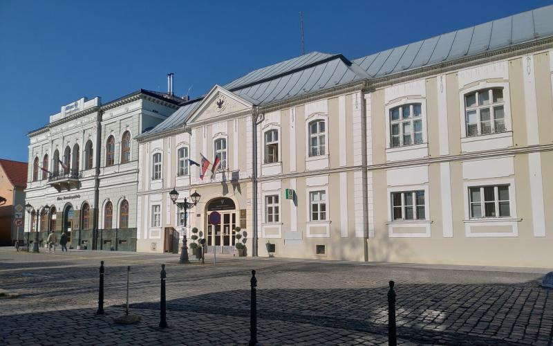 Rimaszombatban jelentős növekedés várható az iskolák és a lakótelepek finanszírozásában, ami új lehetőségeket teremt a közösség fejlődésére.