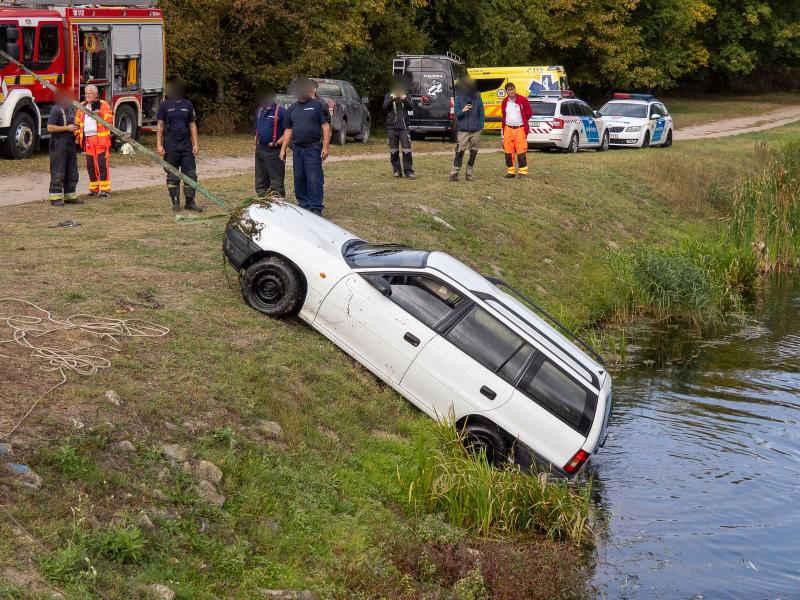 Kecel környékén egy autó váratlanul csatornába zuhant, ami miatt búvárok is érkeztek a helyszínre, hogy segítsenek a mentésben.