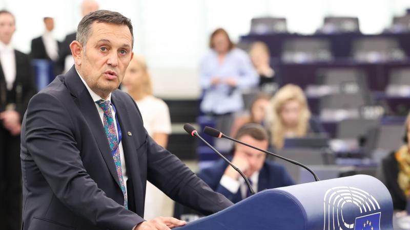 Az EU-s juttatások ötszörösét zsebelheti be az a román politikus, aki mögött Ursula von der Leyen hatalomra jutását kiváltó események állnak.