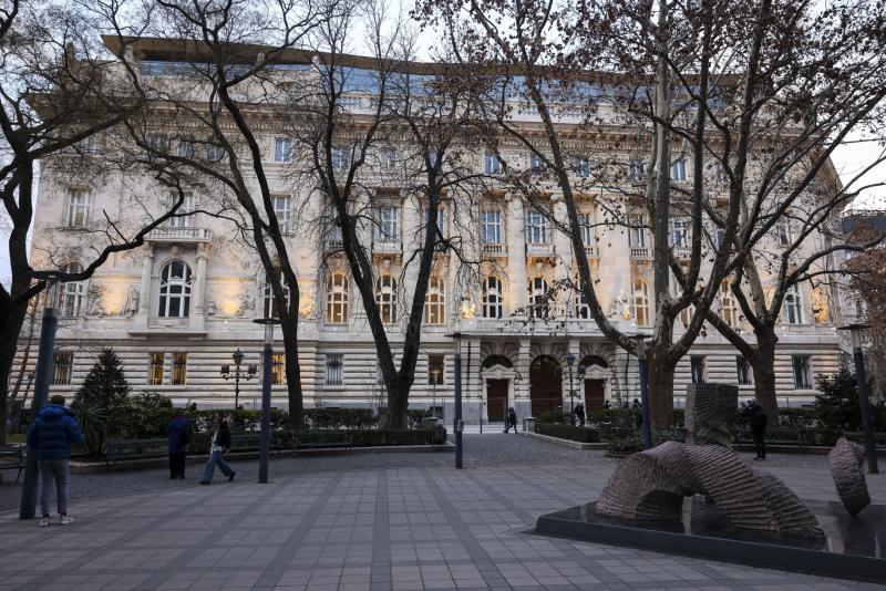 Matolcsy Ádám barátja tízmilliárdos veszteséggel nézhet szembe, miután a jegybank aktiválta a bankgaranciát a székházfelújítás során felmerült problémák miatt.