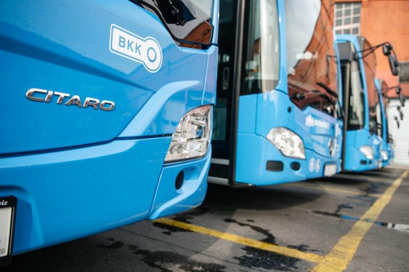 Fedezd fel Budapest legfrissebb buszflottáját, melyek nemcsak modern megjelenésükkel, hanem innovatív technológiájukkal is lenyűgöznek! Az új járművek stílusos dizájnja és környezetbarát megoldásai tökéletesen illeszkednek a főváros dinamikus arculatához.