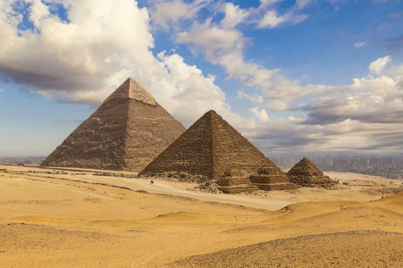 Egy köznapi kőműves, akit senki sem tartott különlegesnek, felfedezte a piramisok építésének rejtélyét. A világ, amely addig csak csodálkozott e monumentális alkotásokon, hirtelen rájött, hogy a titok a legegyszerűbb dolgokban rejlik, és ez mindent megvál