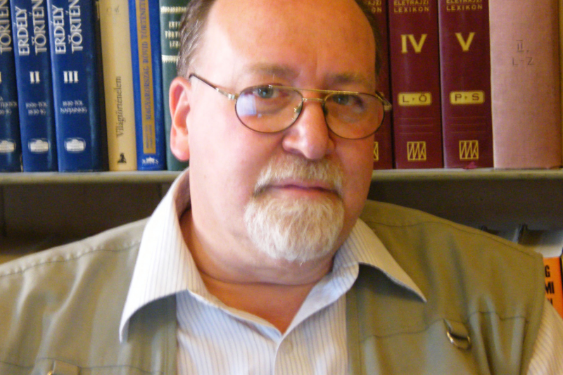 **Vanek Mester és a Kávéházak: Egy Kis Magántörténelem**

Vanek mester, a város hírneves kávéházi figurája, mindig is különös vonzalmat érzett a kávéfogyasztás művészete iránt. Az ő története nem csupán a gőzölgő csészék és a kávéillat világában zajlik, h