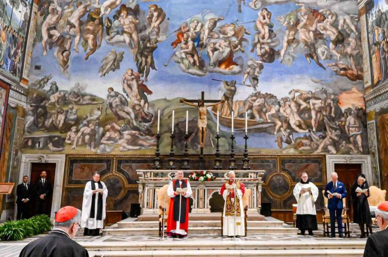 Ötszáz év elteltével először történt meg, hogy a római pápa és az angol király közösen emelték fel imájukat.