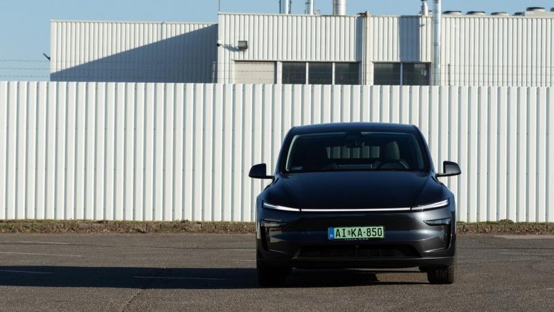 A Totalcar híre szerint 13 ezer Tesla autót rendelnek vissza egy fontos technikai probléma miatt. A gyártó célja, hogy biztosítsa a járművek biztonságát és megbízhatóságát, ezért a visszahívás részeként alapos ellenőrzéseket végeznek. Az érintett autók tu