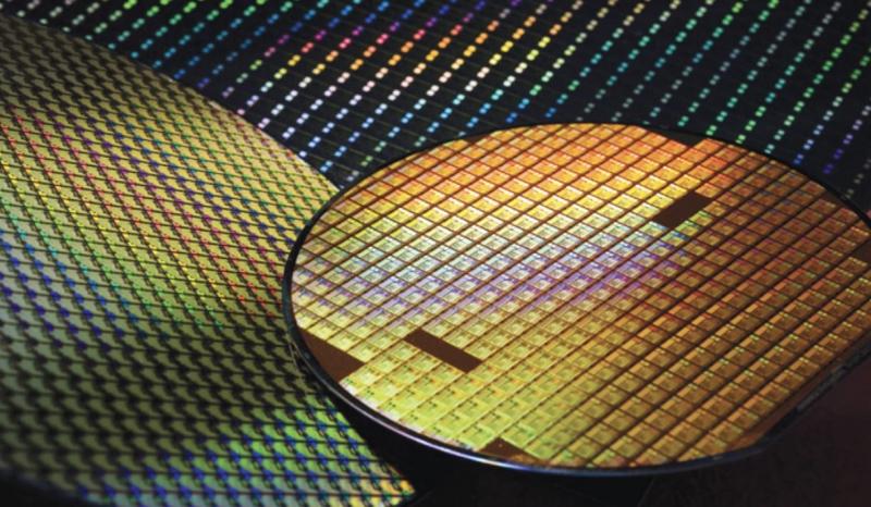 Egy hajszálnál is vékonyabb chip segítségével igyekeznék megkerülni a Moore-törvény korlátait.