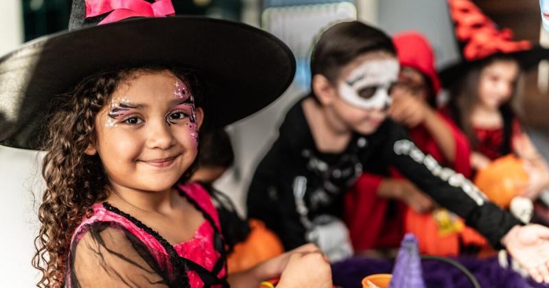 Egy bolgár település polgármestere úgy döntött, hogy megtiltja a Halloween ünneplését, ezzel felkavarva a helyi közösséget. Az intézkedés mögött az áll, hogy a vezető úgy véli, a hagyományos ünnepekhez és kultúrához hűbb értékeket kellene támogatni, és el