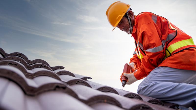 Tetőcsere támogatás 2025: Így pályázhatsz, és mik a szükséges feltételek - Pénzcentrum

2025-ben új lehetőségek nyílnak a tetőcserére vágyók számára, hiszen a kormányzat új támogatási programokat indít. Ha szeretnéd felújítani otthonod tetejét, érdemes al