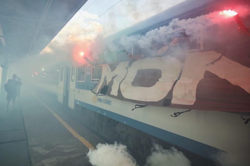 VEKE: Ausztriában a rendőröket szállító jármű miatt nem tudott közlekedni a fradisták vonata.