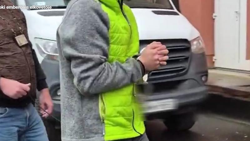 Szörnyű tragédia történt Szolnokon, ahol egy fiatal lány holttestére bukkantak. A hatóságok szerint a lány korábbi párja lehetett a gyilkosa, így a rendőrség nyomozása folytatódik az ügy körülményeinek tisztázására.