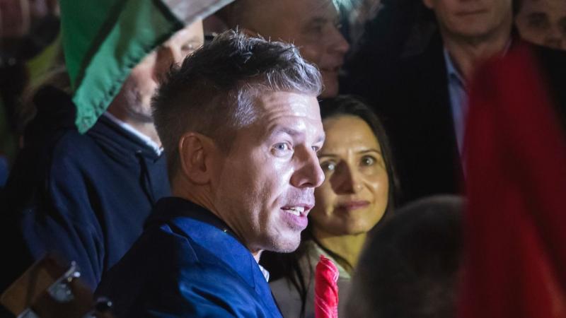 Magyar Péter csapata felbukkanhat, de a jelöltjeik száma csekély, és úgy tűnik, hogy inkább a háttérben rejtőzködnek.
